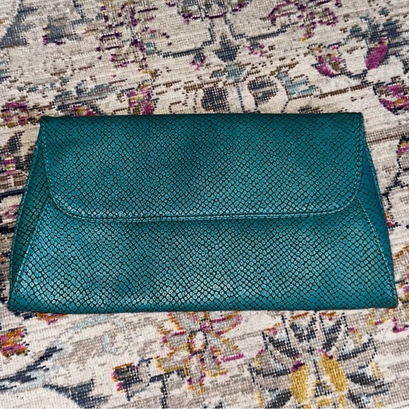 Urban expressions teal snake print clutch - Picture 1 of 2